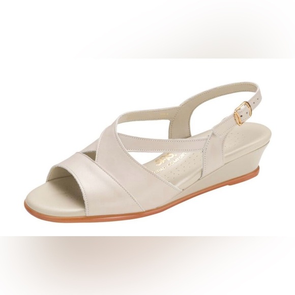 SAS Cream Sandals with Adjustable Slingback - Picture 1 of 7